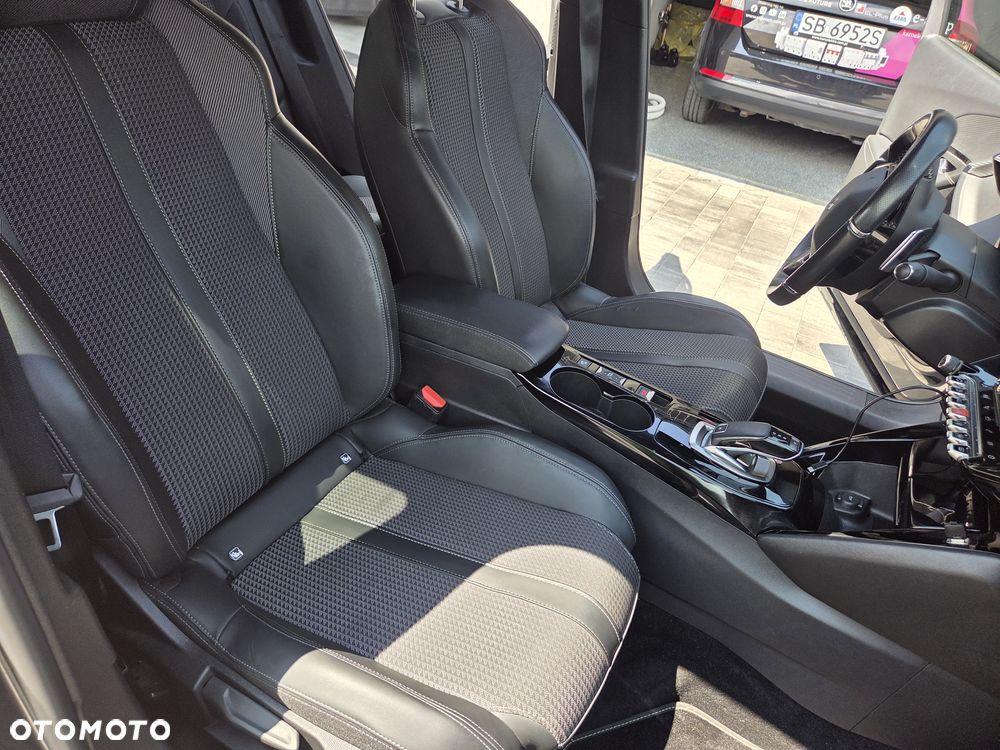 Peugeot 2008 PureTech 130 EAT8 GT Pack - 4