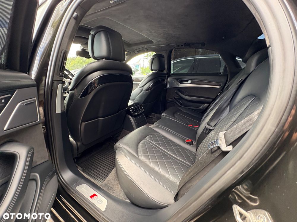 Audi S8 Plus - 32