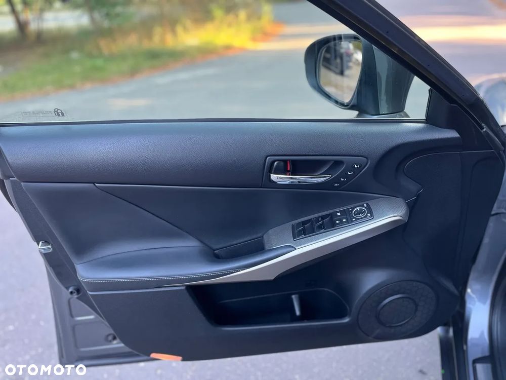 Lexus IS 200t F Impression - 9