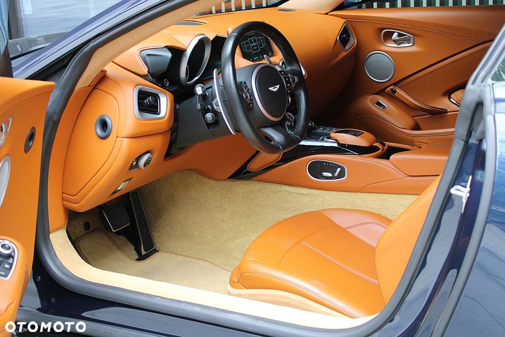 Aston Martin Vantage - 11