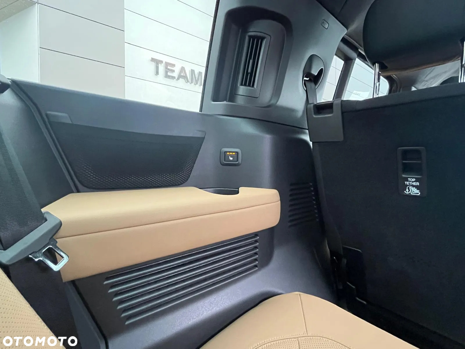 Land Rover Defender - 24