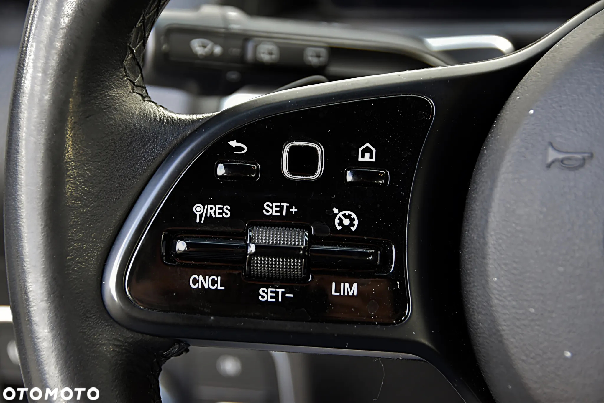 Mercedes-Benz GLB 200 7G-DCT - 35
