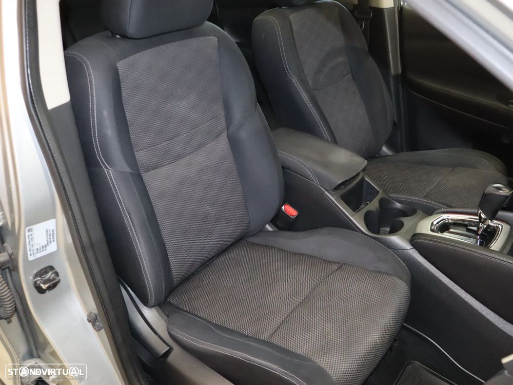 Nissan Qashqai 1.6 dCi Xtronic N-Connecta - 16