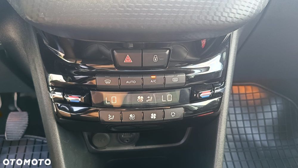Peugeot 2008 1.2 Pure Tech GPF Signature S&S - 17