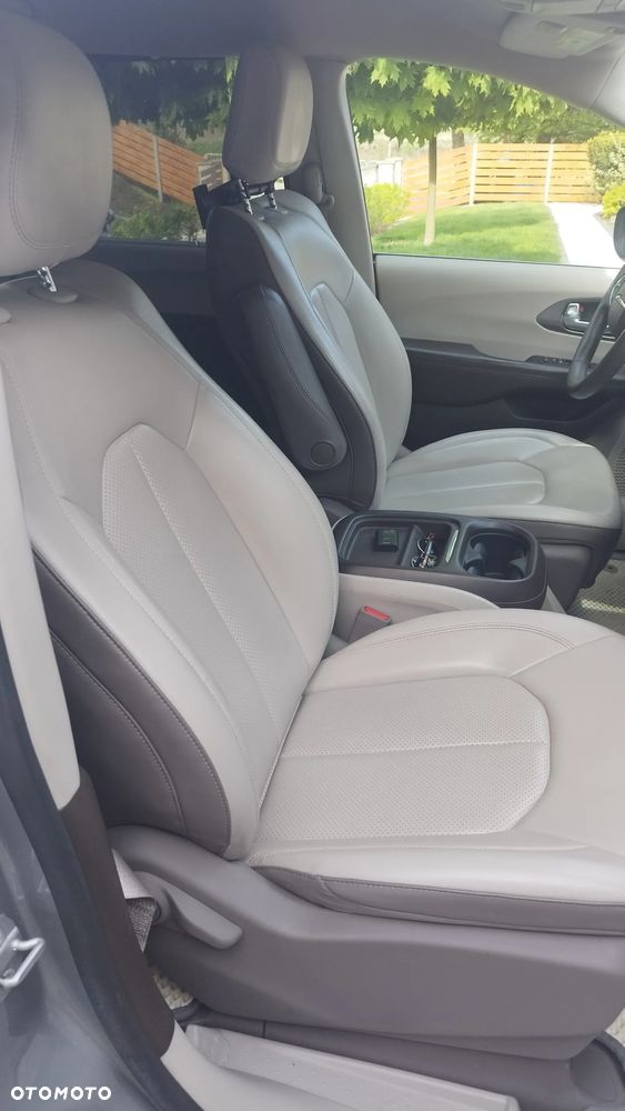 Chrysler Pacifica - 11