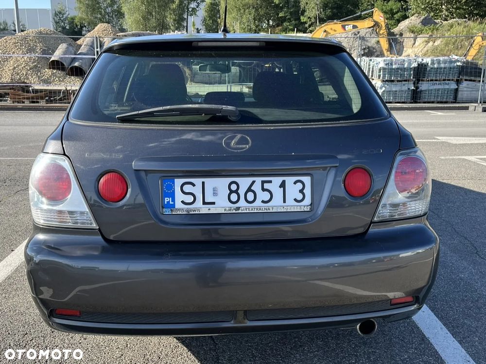 Lexus IS - 10
