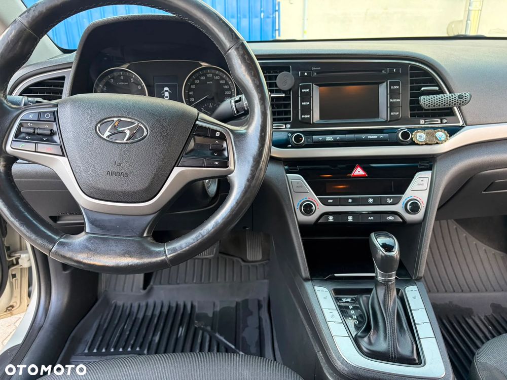 Hyundai Elantra 1.6 Comfort - 10