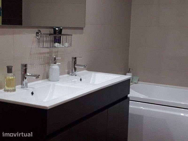 Quarto espaçoso em moradia. - Grande imagem: 3/6