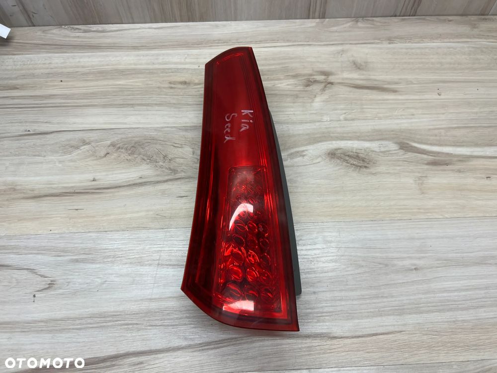 LAMPA TYLNA LEWA KIA CEED I LIFT KOMBI EUROPA - 2