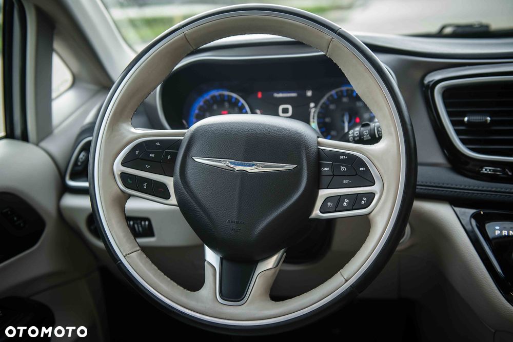 Chrysler Pacifica - 11