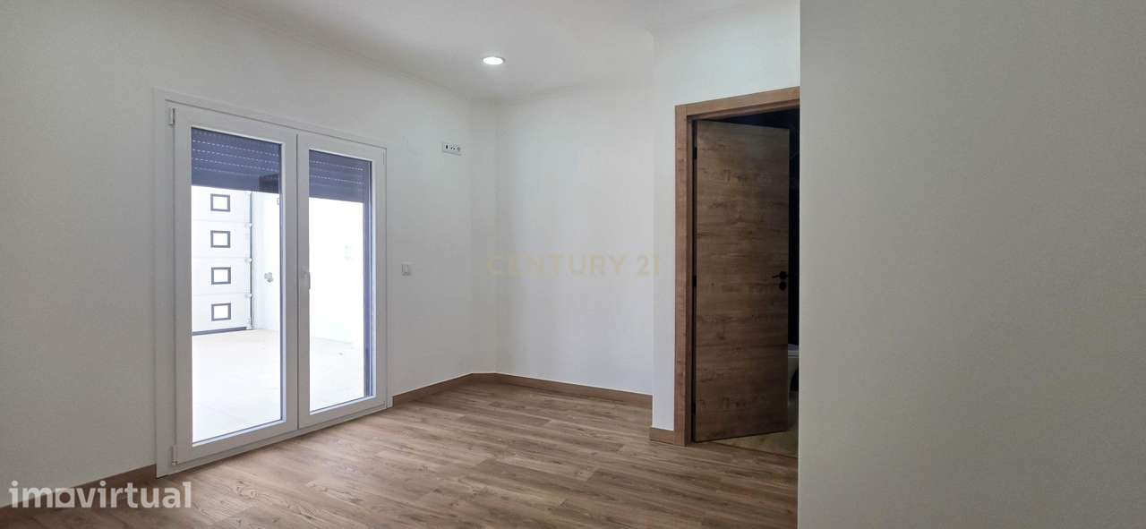 Moradia T3 totalmente remodelada em Azeitada, Benfica do Ribatejo - Grande imagem: 5/12
