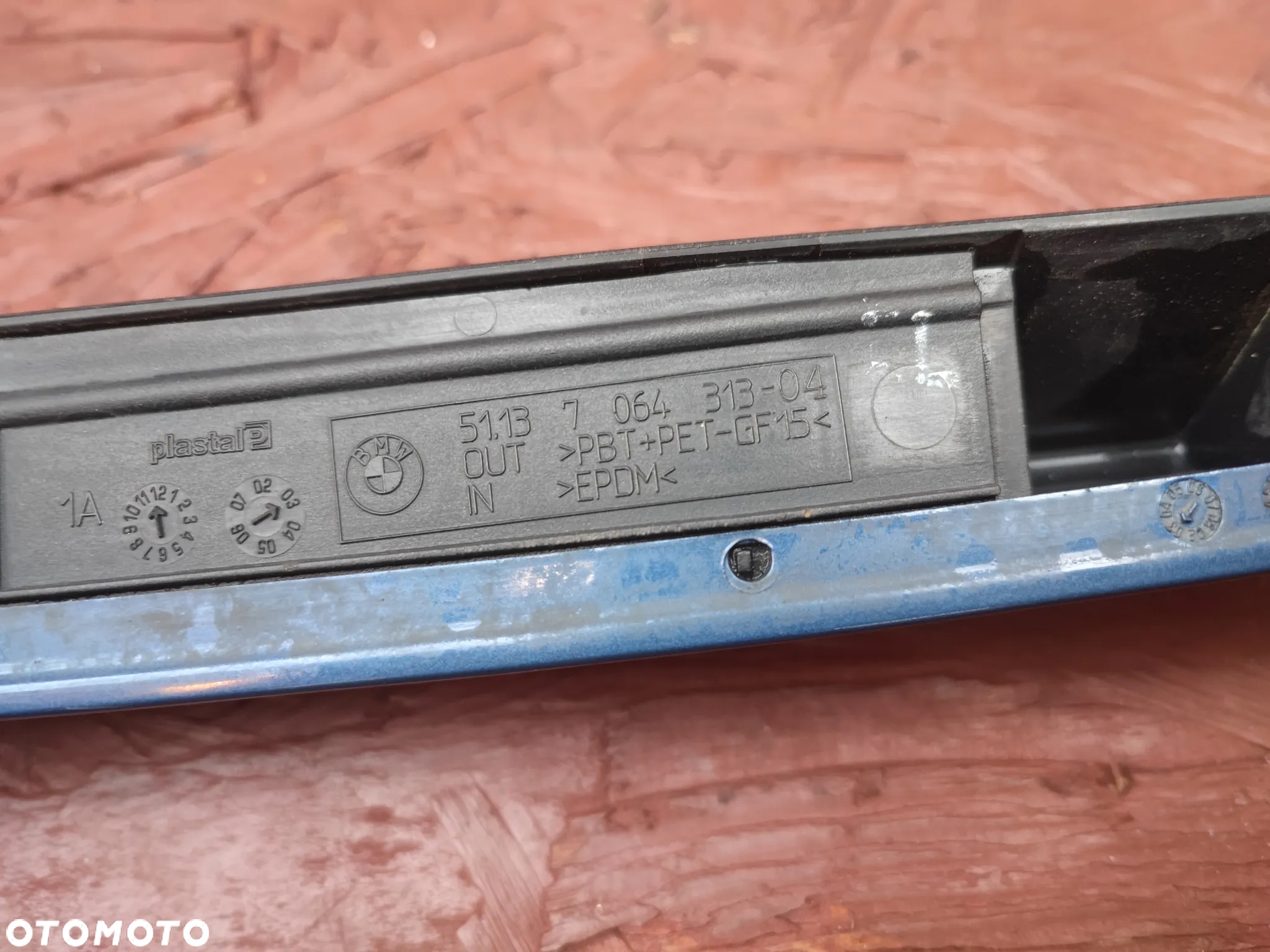 BMW E46 COUPE LIFT ORYGINALNA BLENDA PODŚWIETLENIA TABLICY REJSTRACYJNEJ / LISTWA / MIKROSTYK KOLORZE A07 MYSTICBLAU METALIC W BARDZO DOBRYM STANIE O NR.  51 13 0 403 478 OEM - 12