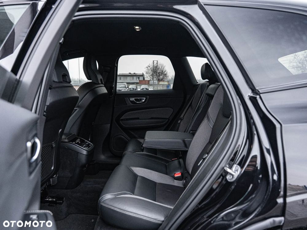 Volvo XC 60 B4 D AWD Plus Dark - 28