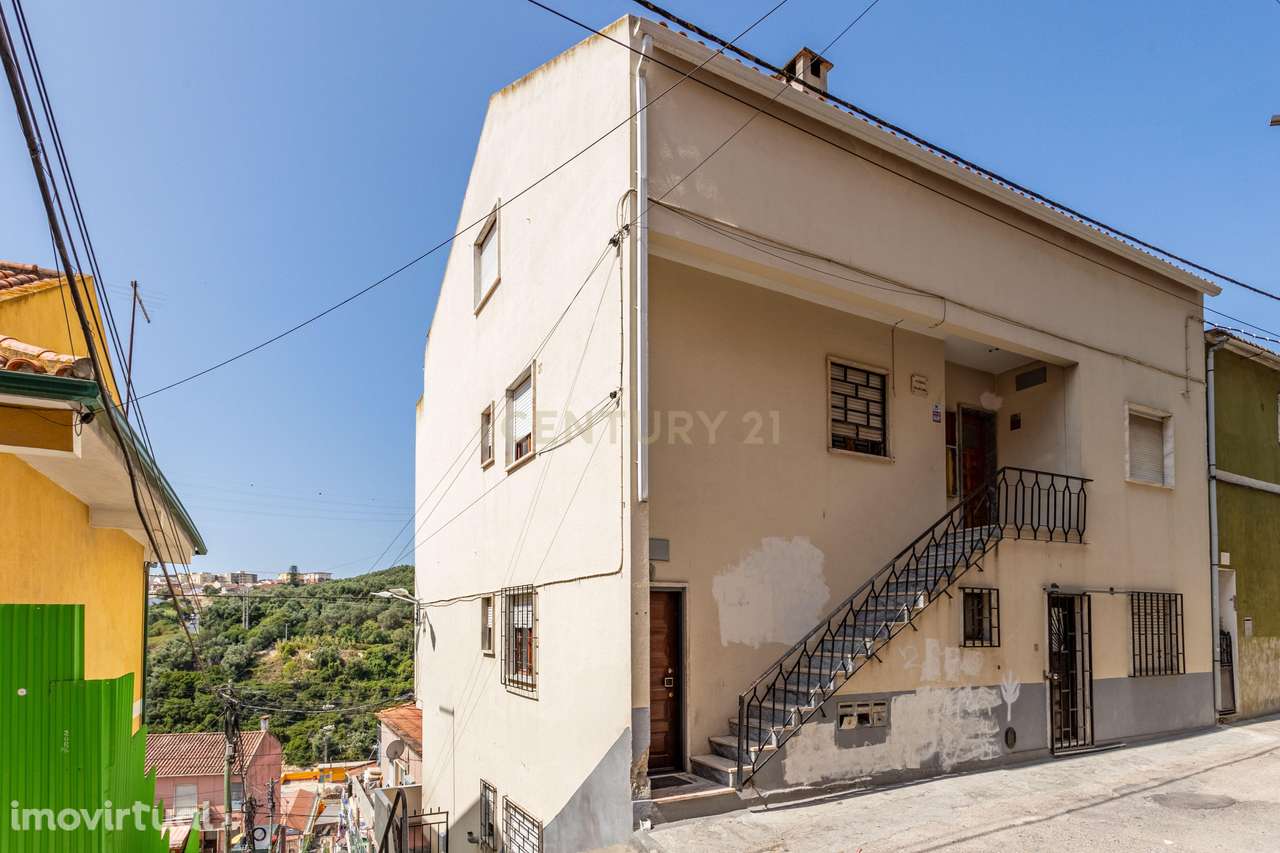 Prédio de 4 pisos com 8 frações no Catujal para investimento. - Grande imagem: 4/10