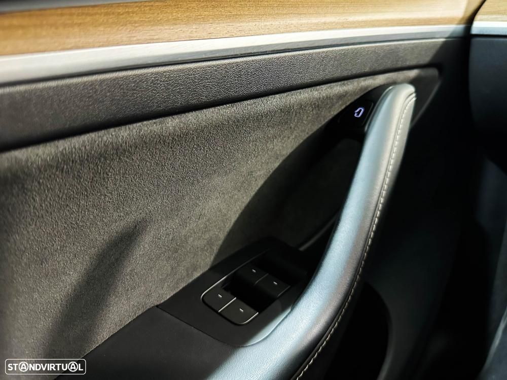 Tesla Model Y Long Range Dual Motor AWD - 46