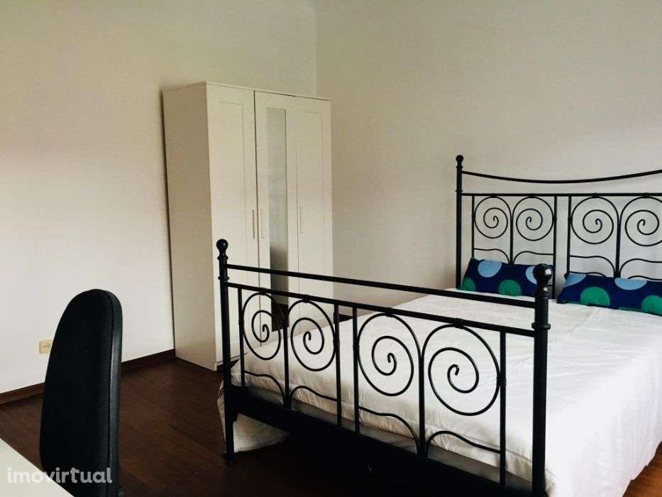 * Apenas raparigas * Quarto mobilado em Cacilhas, Almada - Grande imagem: 3/3