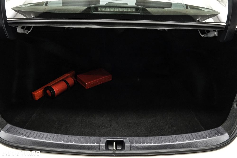 Toyota Corolla Sedan 1.8 HSD Dynamic - 18