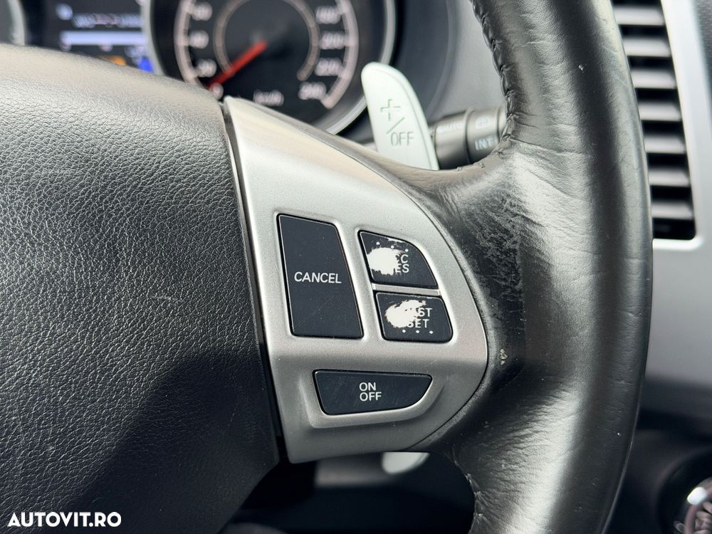 Mitsubishi Outlander 2.2 DI-D 4WD TC-SST Intense - 33