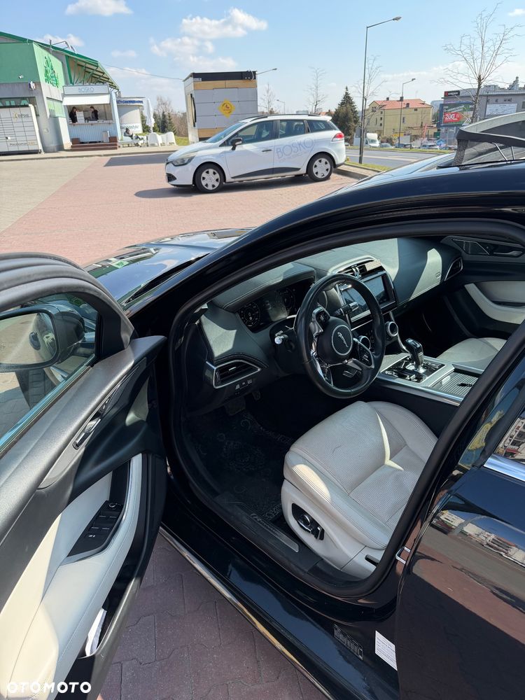Jaguar XE 2.0 D180 R-Dynamic S - 26