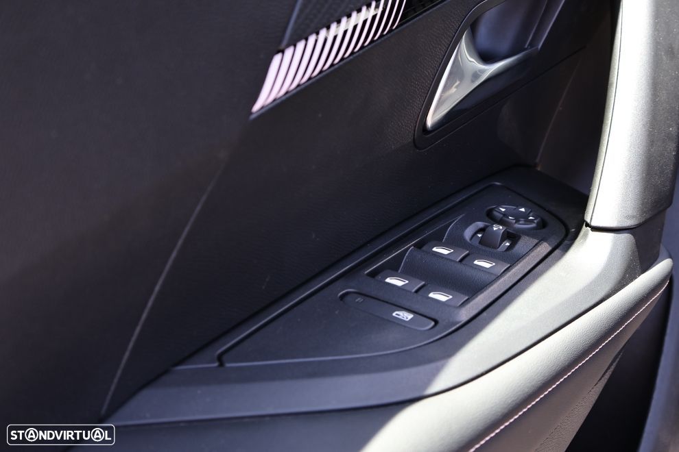 Peugeot 2008 1.2 Hybrid Allure e-DCS6 - 17