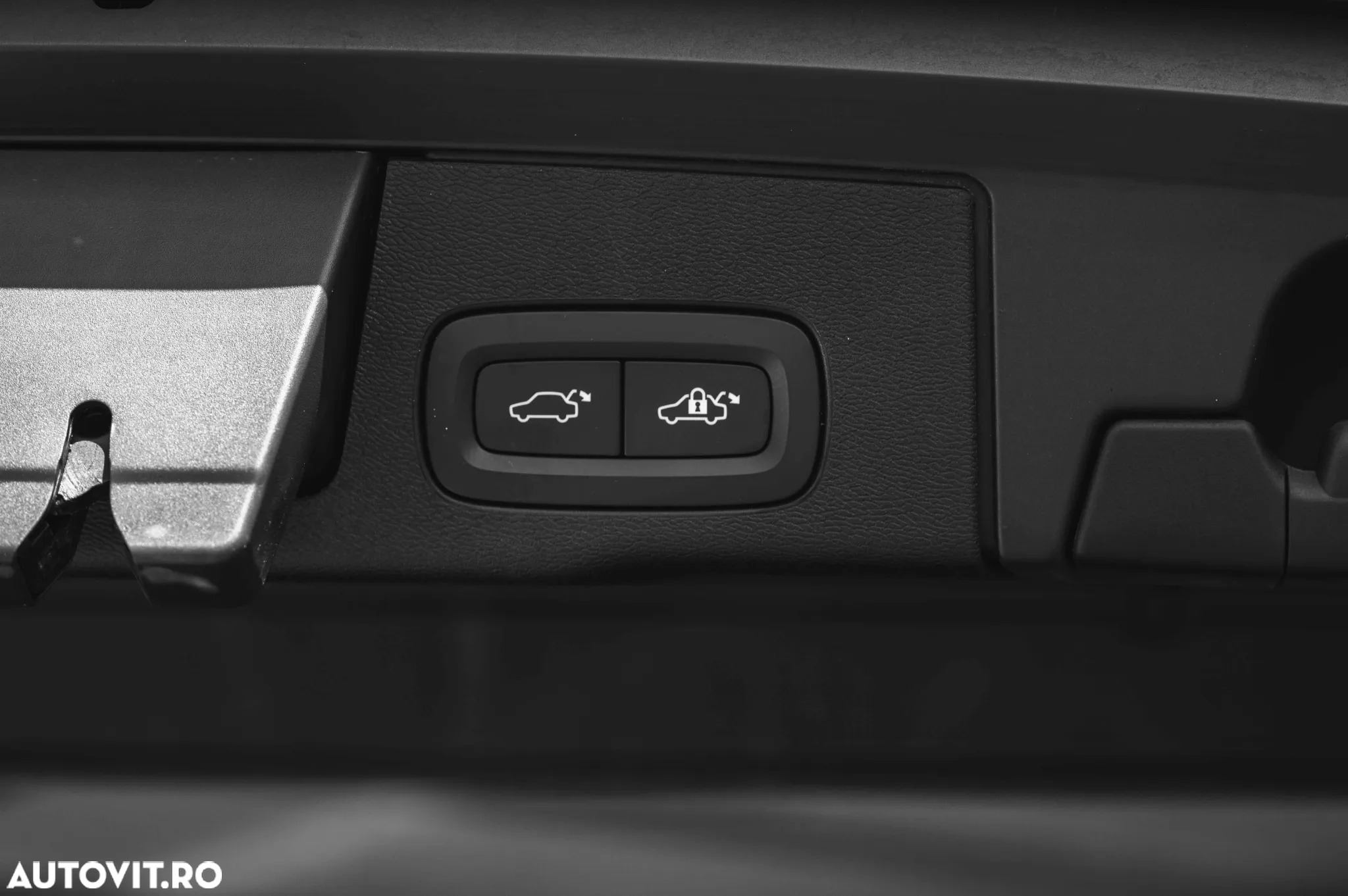 Volvo XC 60 B4 MHEV AT8 AWD R-Design - 28