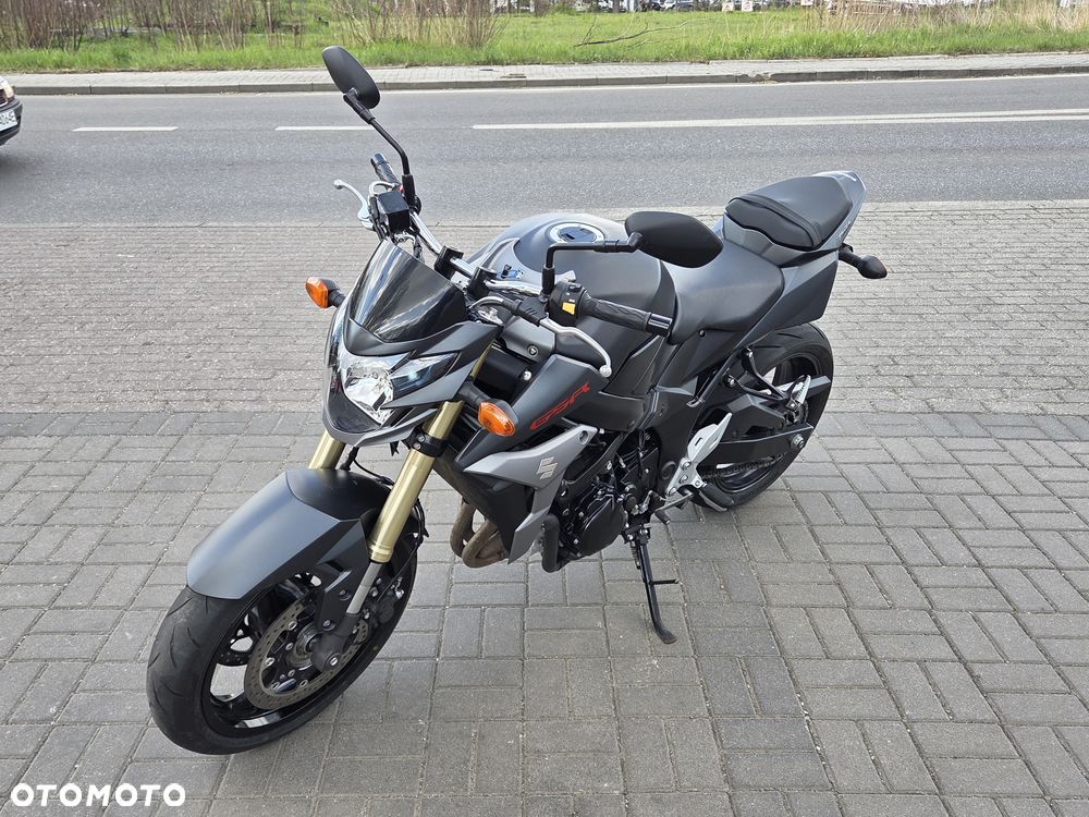 Suzuki GSR - 28