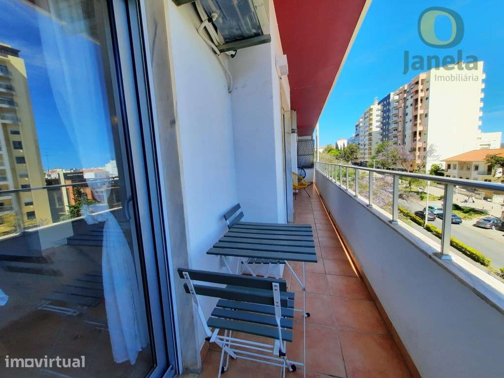 T2 na Avenida 5 de Outubro, com ampla varanda com vista mar - Grande imagem: 3/18