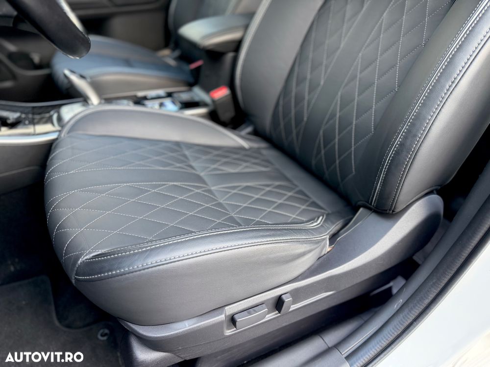 Mitsubishi Outlander ver-2-4-4wd-plug--in-hybrid-top - 10