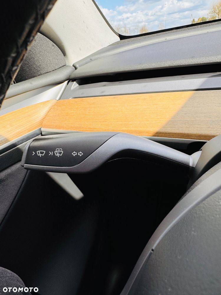 Tesla Model Y Long Range AWD - 15