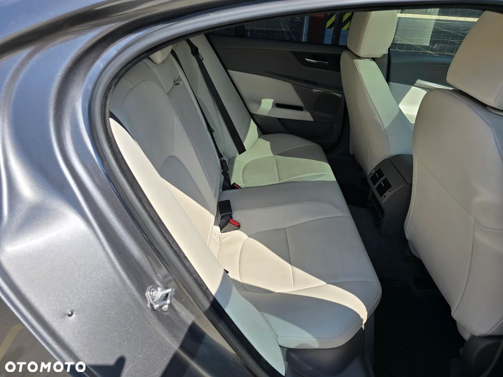 Jaguar XE S - 21