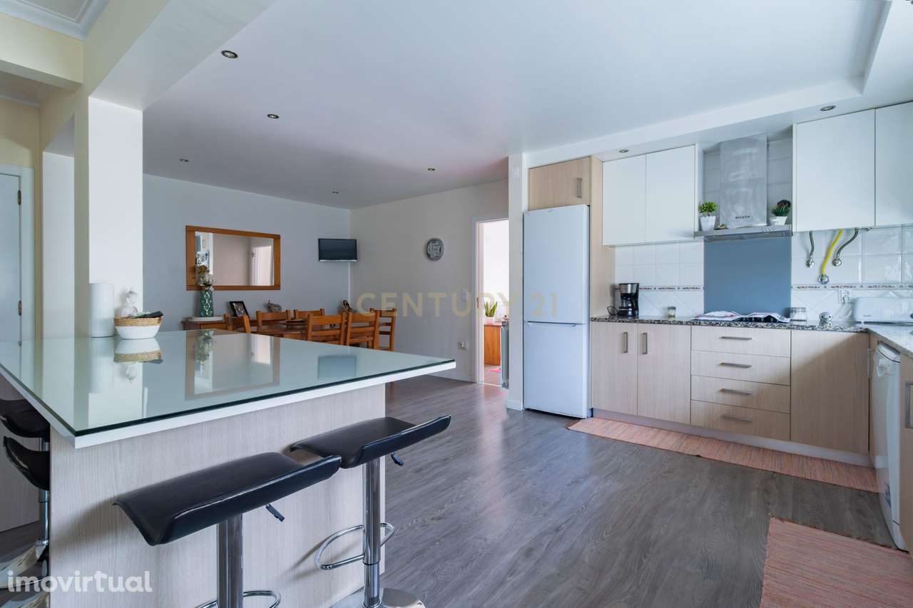 Moradia Geminada T3+1: O Refúgio Perfeito entre a Cidade e o Mar! - Grande imagem: 4/27