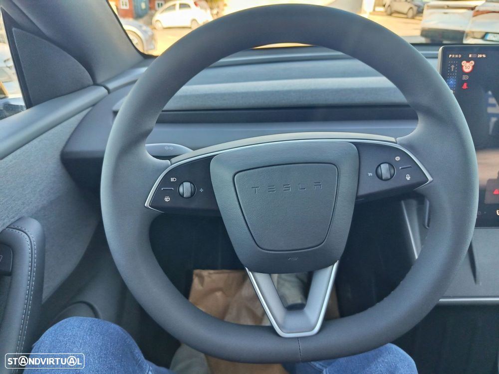 Tesla Model Y - 12