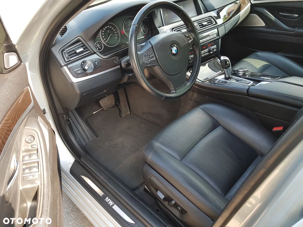 BMW Seria 5 525d Sport-Aut Luxury Line - 24