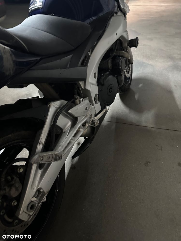 Suzuki GSR - 2