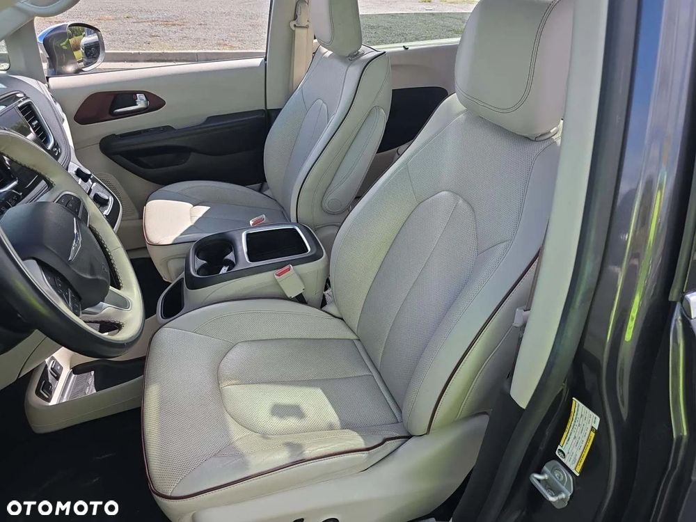 Chrysler Pacifica - 5