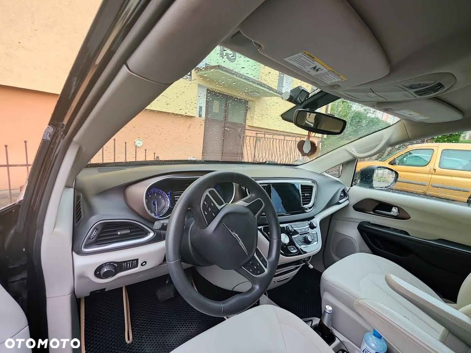 Chrysler Pacifica - 5