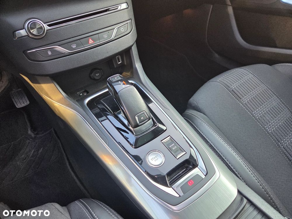 Peugeot 308 PureTech 130 GPF EAT8 Stop & Start Allure Business-Paket - 16
