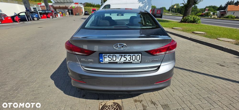 Hyundai Elantra 1.6 Comfort - 4