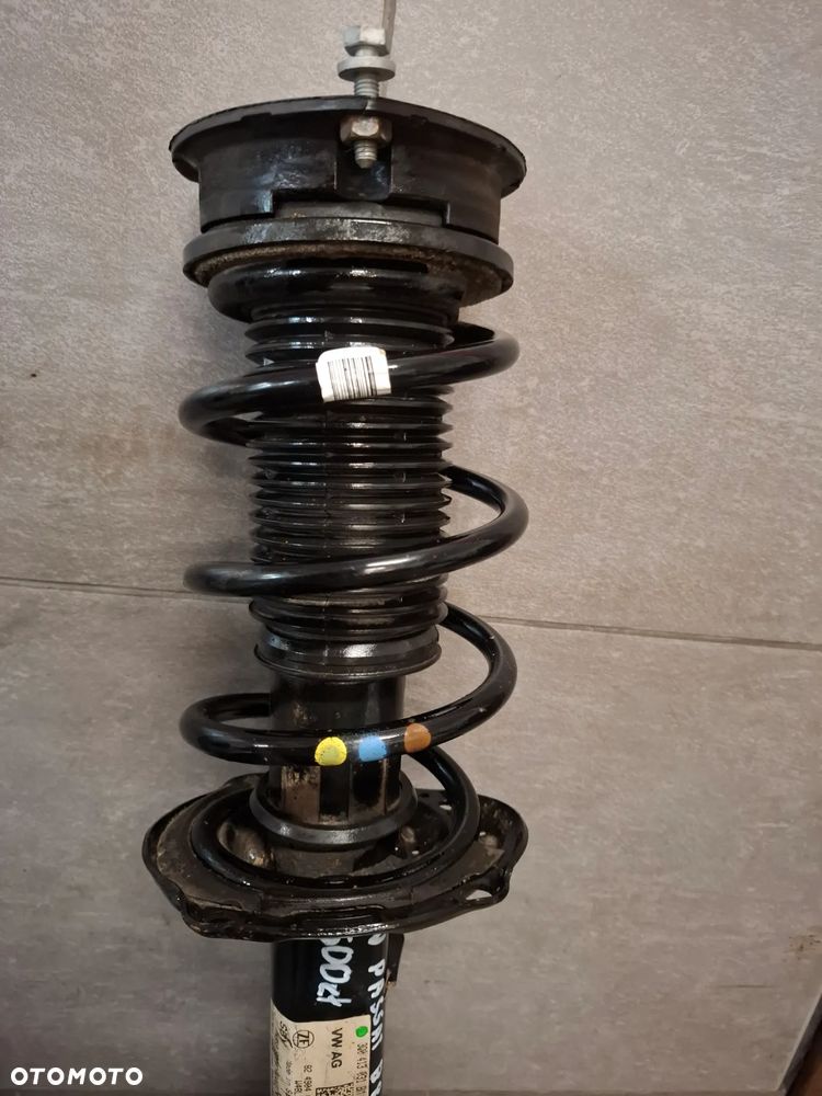 Makperson amortyzator zwrotnica prawy przód Volkswagen Passat kombi B8 2019 rok nr 3Q0413031BM - 3