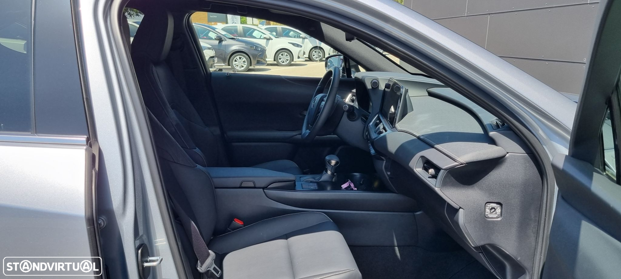 Lexus ux-250h Sport - 8