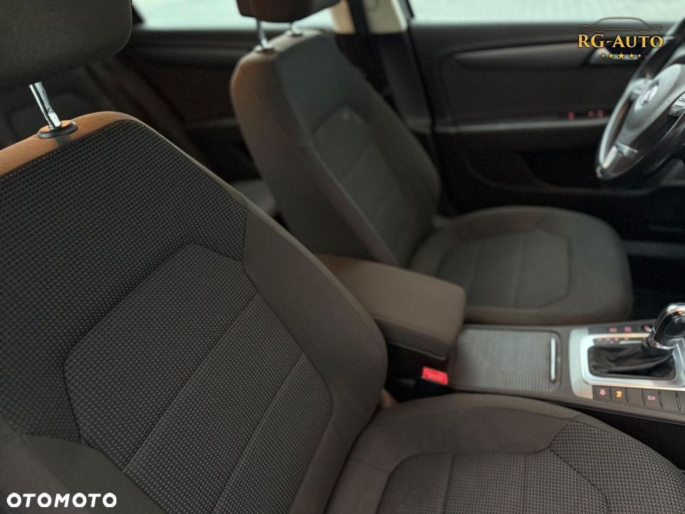 Volkswagen Passat - 12