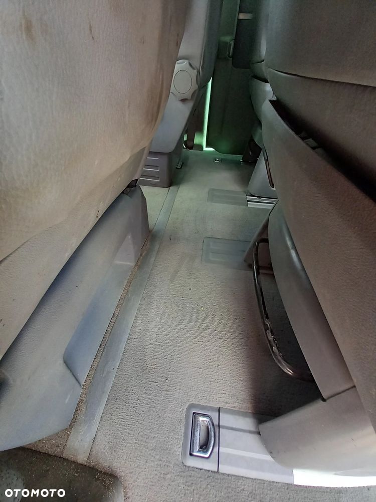 VW TRANSPORTER T5 MULTIVAN KOMPLETNA PRZEKŁADKA FOTELI DYWANÓW PODSUFITKI BOCZKI SŁUPKI NA MULTIVAN KOMPLET Z STOLIKIEM I ROLETĄ SKÓRA ALCANTARA - 7