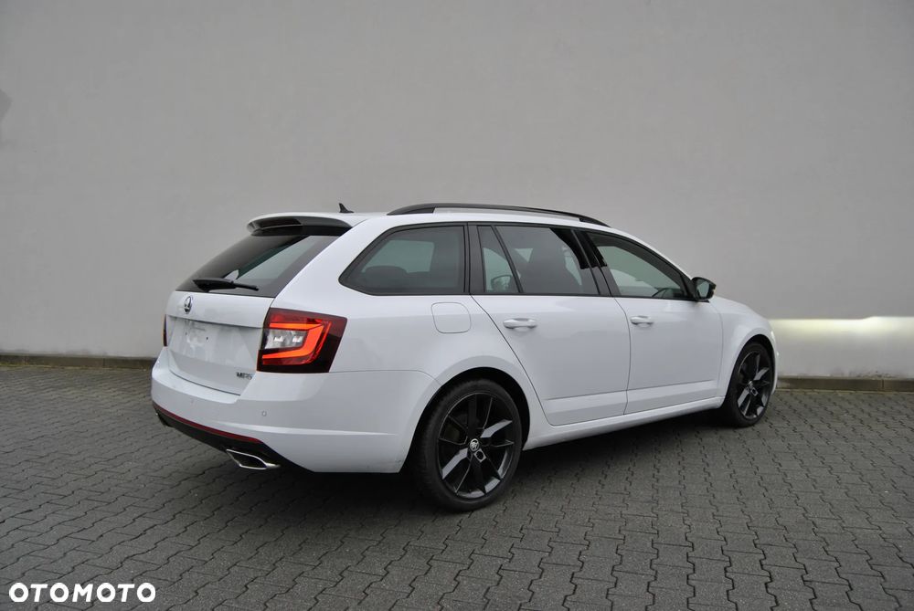 Skoda Octavia Combi 2.0 TDI DSG RS - 9