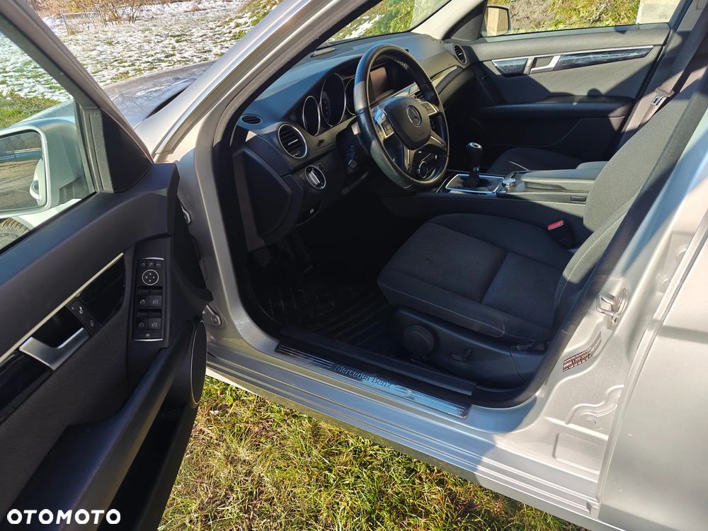 Mercedes-Benz Klasa C 180 BlueEFFICIENCY Elegance - 28