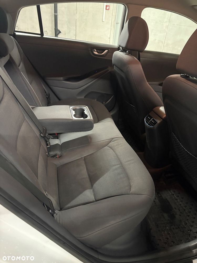 Hyundai IONIQ - 13
