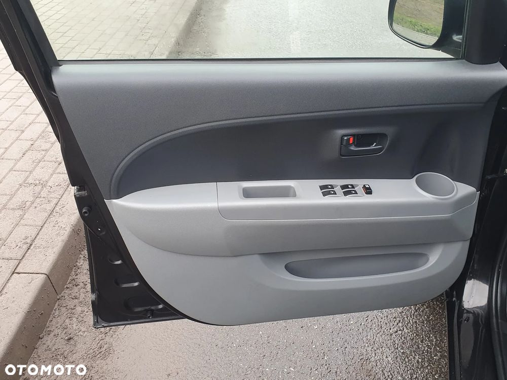 Daihatsu Sirion - 25