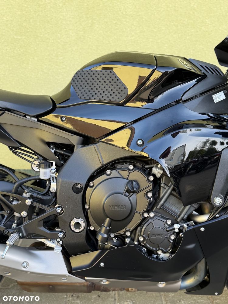 Yamaha R1 - 9