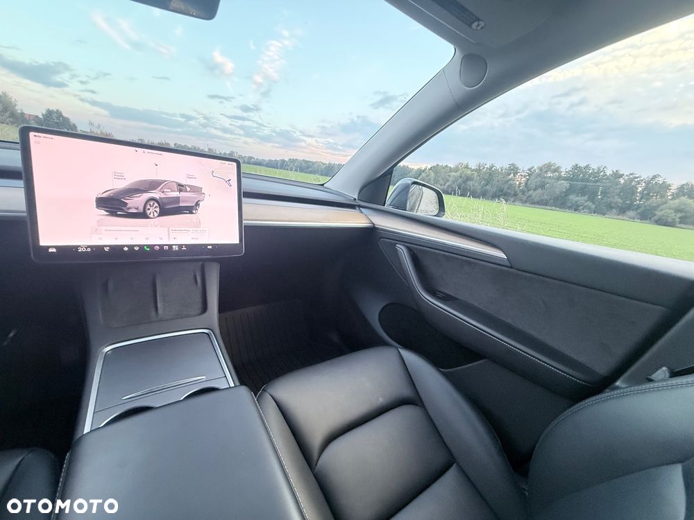 Tesla Model Y Long Range AWD - 16