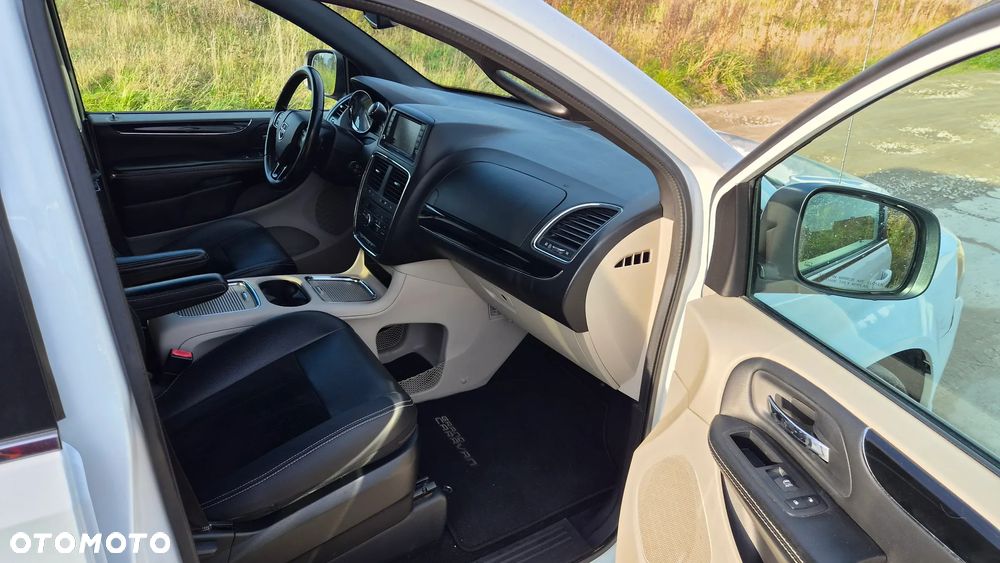 Dodge Grand Caravan - 16