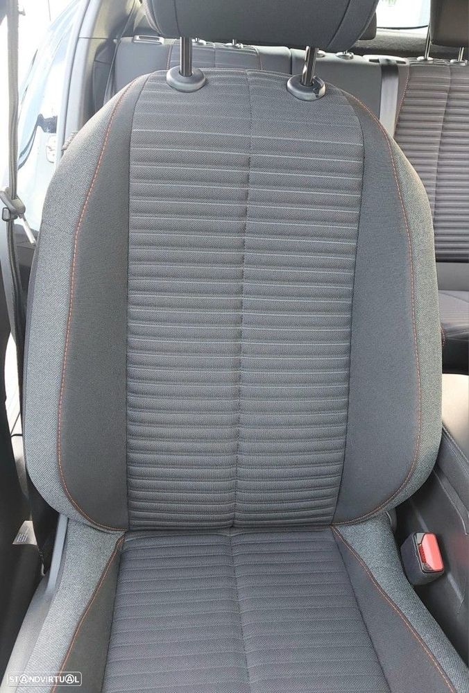 Peugeot e-2008 50 kWh Active Pack — fotografia 31